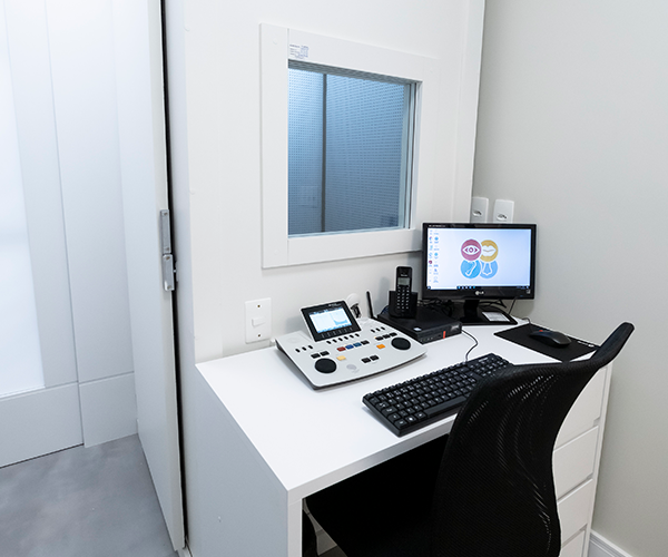 Interior da clínica de audiometria Centro Paulista em Moema