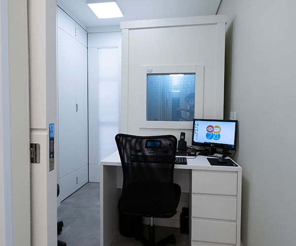 Sala de exames auditivos da clínica em Moema