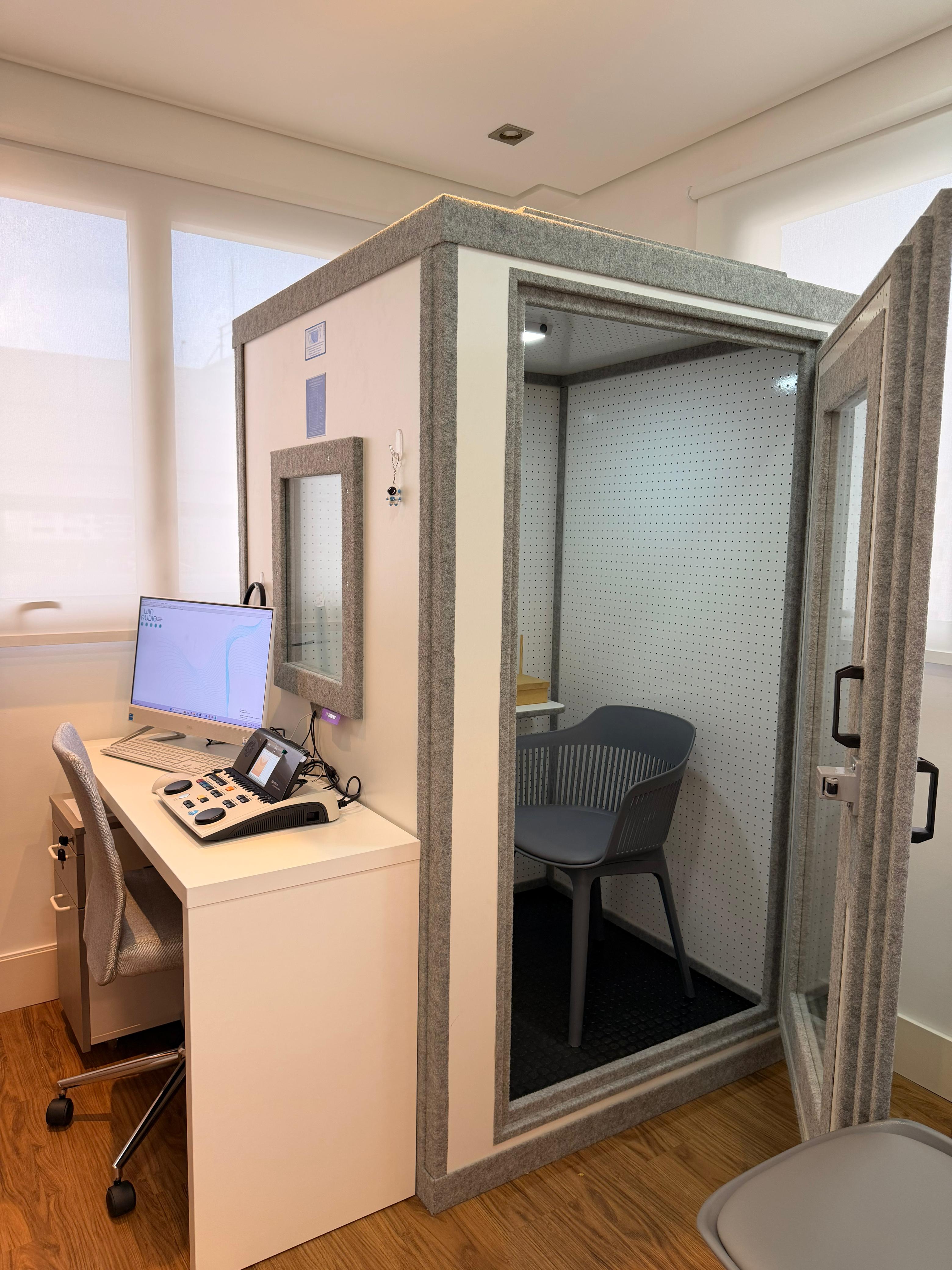 Cabine audiométrica acusticamente tratada para exames auditivos