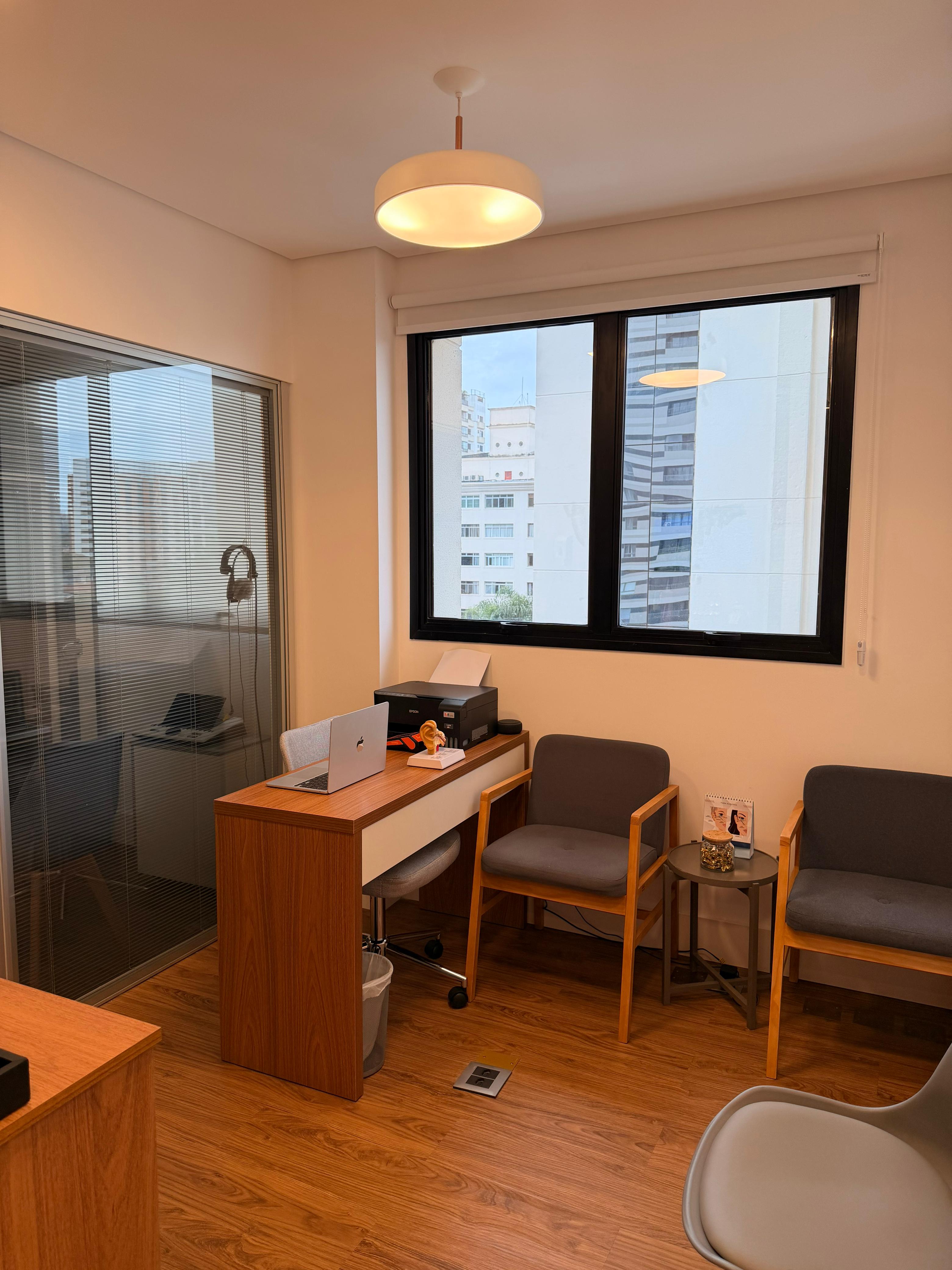 Espaço de trabalho da clínica de audiometria em São Paulo